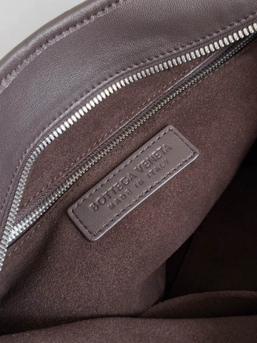 Batch 2480 BOTTEGA VENETA 2025 new men's medium Veneto crossbody bag is made of lambskin, elegantly extends to the strap, fits perfectly on the upper body, and the light and neat shape is suitable for all your choices for business, travel or daily life. Top zipper, interior two compartments, extra-large capacity. The classic Veneta shape has been redesigned and turned into a bag that can be worn cross-body, simple yet stylish. Although it is designed as a men’s bag, it is also very suitable for girls to carry! The back is so handsome🕶! More aura ~ The shoulder straps are reasonably designed, making it comfortable and stylish to carry cross-body. The bag has a practical capacity and can easily fit your daily needs~ Whether it is paired with casual wear for going out on the street or with formal wear for commuting, put it on and your fashion sense will rise in a straight line📈! Style number: 826877 Size: 38*24*2cm